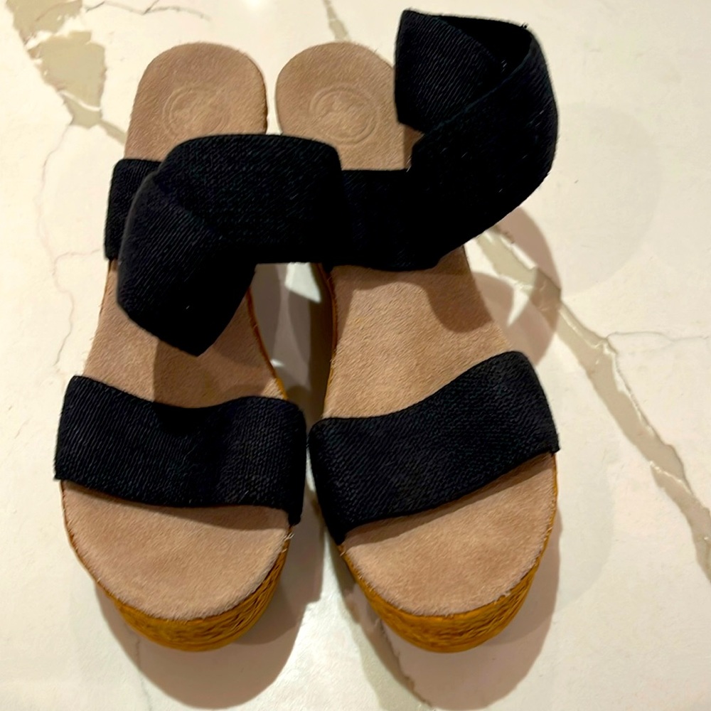 CHARLESTON SHOE CO BLACK SANDALS